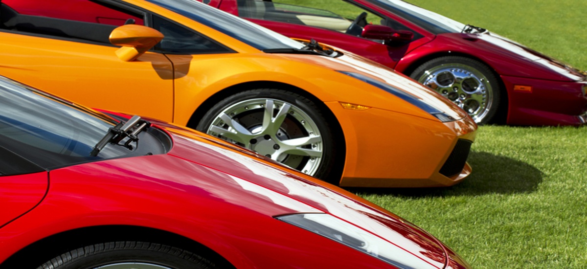 Rent a Ferrari vs. Lamborghini in Dubai